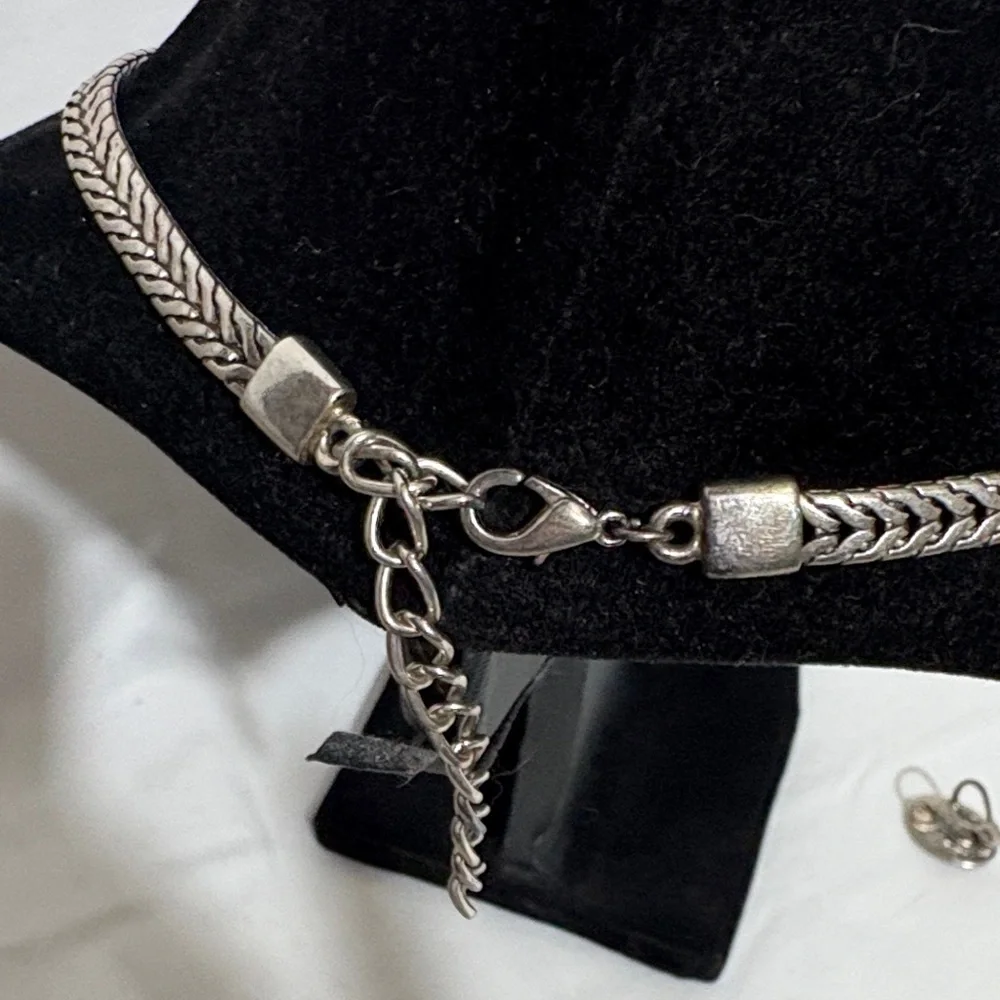 Premier Designs Retired Silver Necklace Set with Cream Accents - Picture 6 of 10